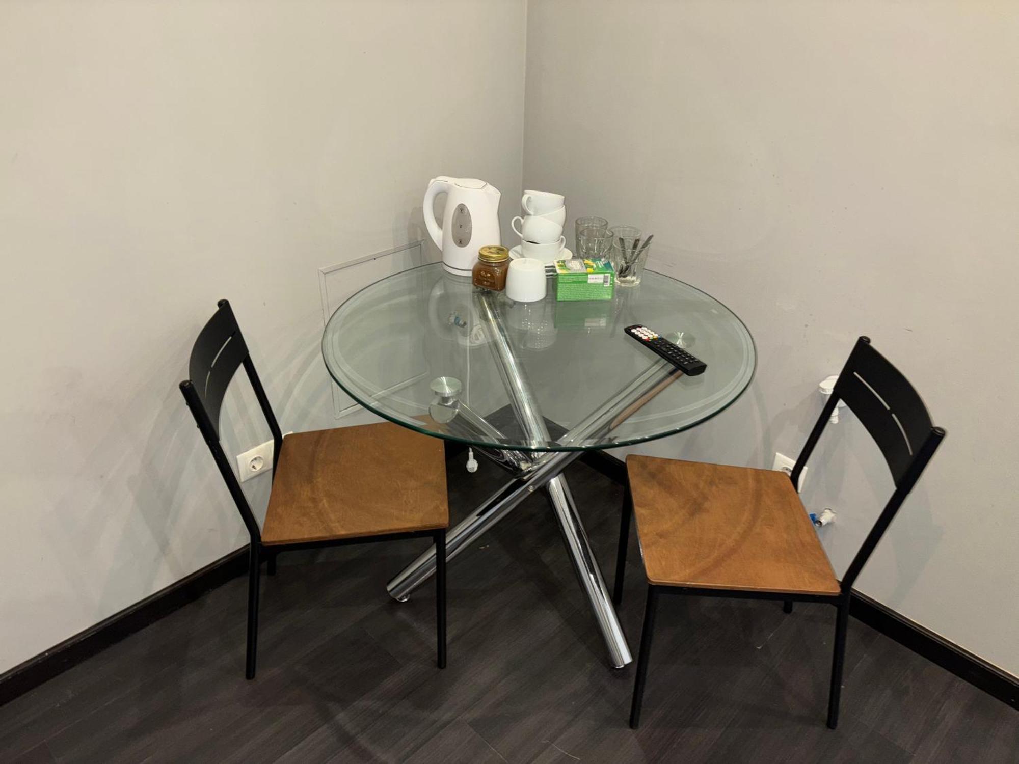 Aparthotel Рига Экстерьер фото A glass table