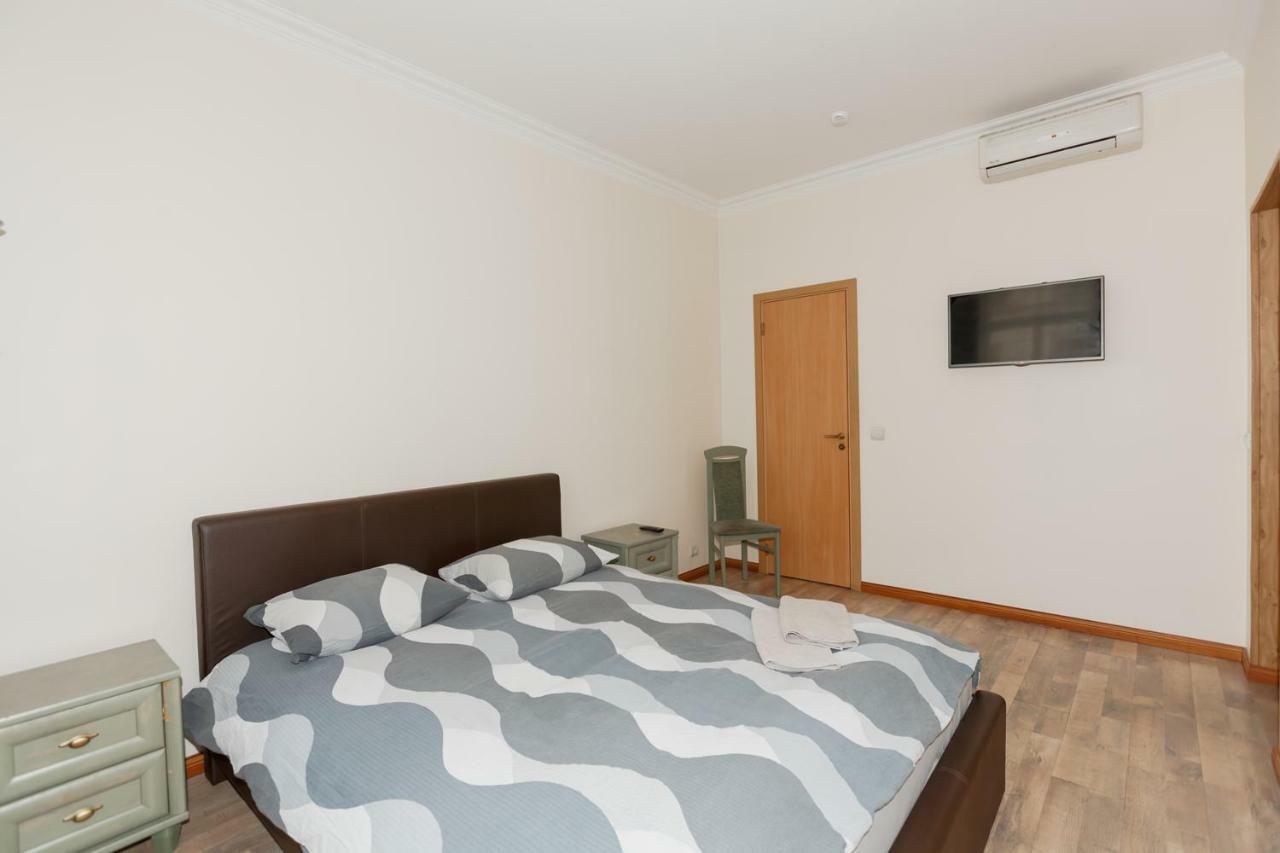 Aparthotel Рига Экстерьер фото A bedroom in a hotel